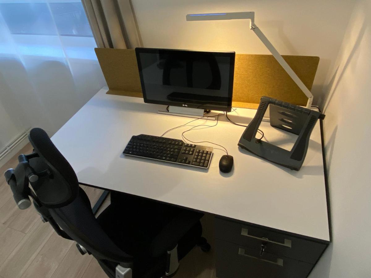 Bedroom With An Office Desk In A Shared 2 Bedroom Flat Near Canary Wharf لندن المظهر الخارجي الصورة